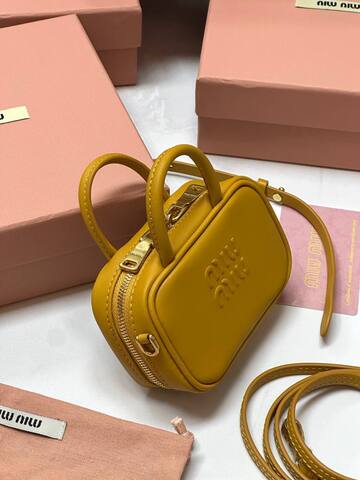 Мини сумка MIU MIU из натуральной кожи в горчичном цвете