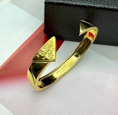 30651- Браслет жесткий PRADA разъемный с треугольником