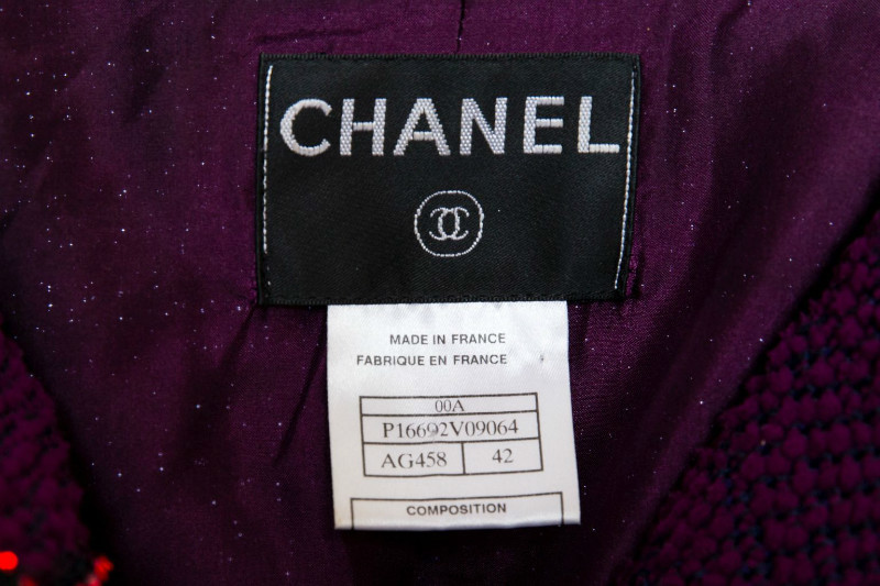 Красивый твидовый костюм с отделкой из кристаллов от Chanel, 42 размер