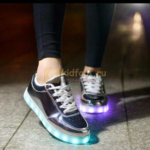 Светящиеся кроссовки с USB зарядкой Fashion (Фэшн) на шнурках, цвет серебряный, светится вся подошва. Изображение 6 из 6.