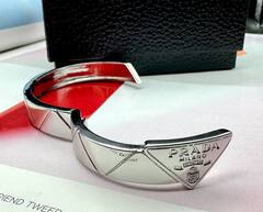 30651- Браслет жесткий PRADA разъемный с треугольником