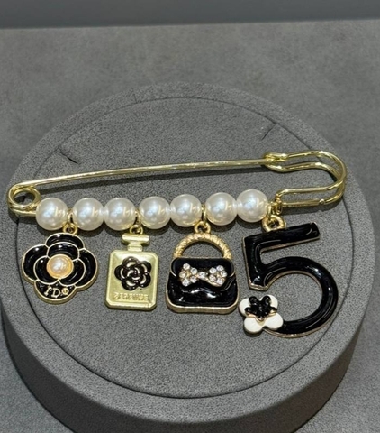 Б068 - Брошь-булавка с подвесками в стилистике CHANEL