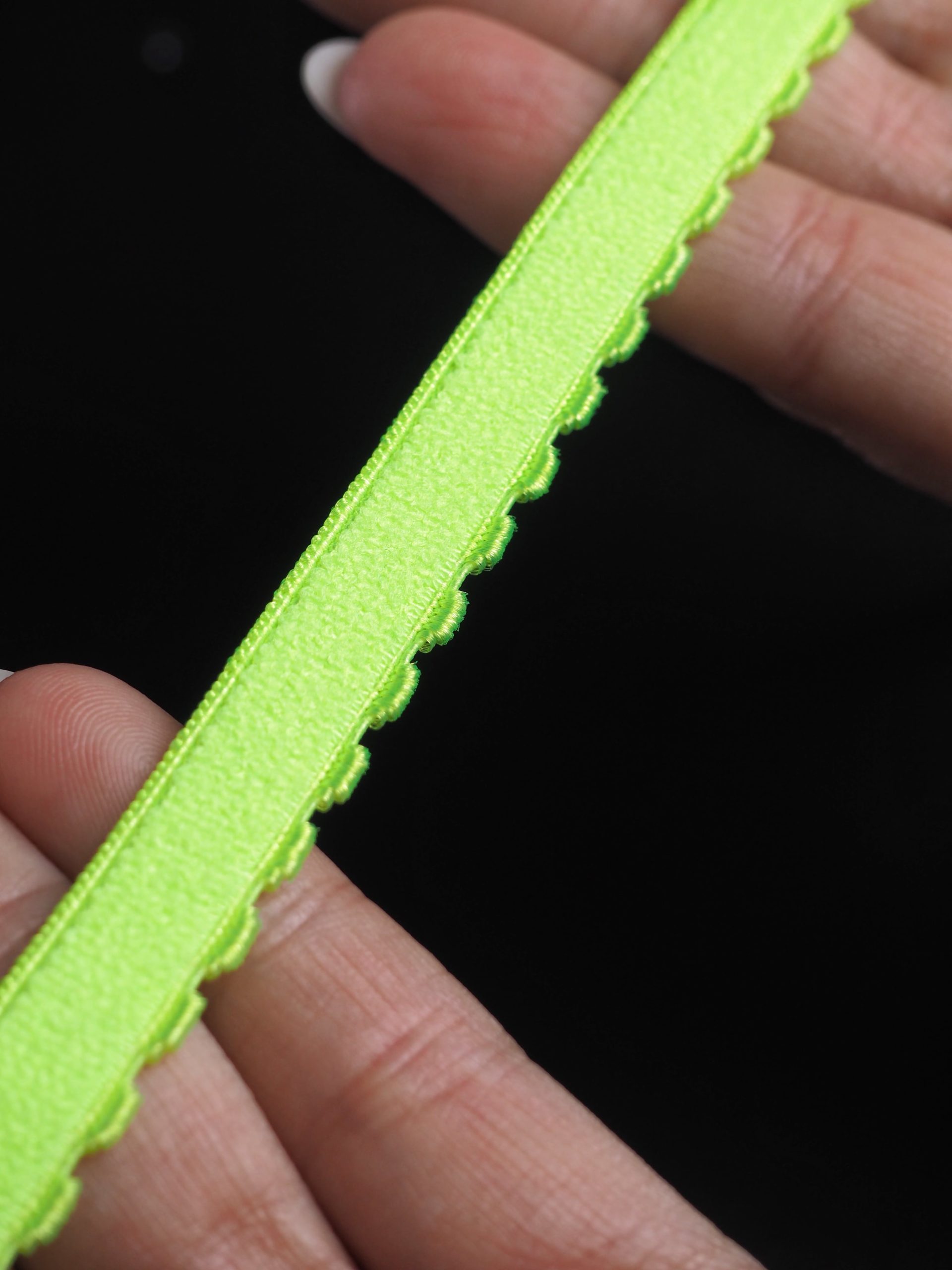 Резинка отделочная желто-зеленая неоновая ажурная ширина 10 мм с учетом фестона