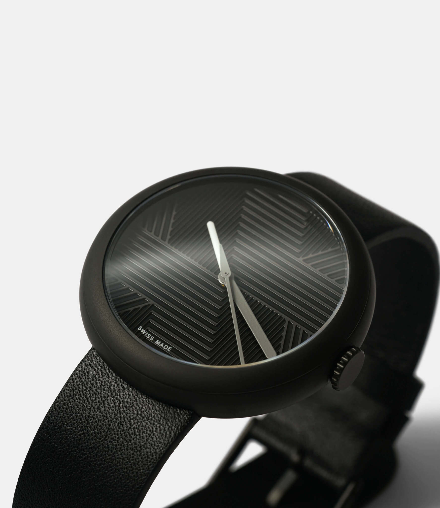 Objest Hach Black — кварцевые часы с рельефным циферблатом