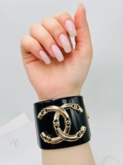 20175-braslet-manzheta-shirokij-chanel-s-logo-iz-latuni-v-pozolote-lux