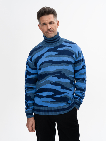 Свитер «Камуфляжный шторм» синего цвета, воротник-гольф