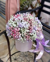 Композиция с цветной гипсофилой