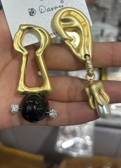 Стильные, ассиметричные серьги KEYHOLE & EAR ( ухо + замочная скважина) в стиле Schiaparelli