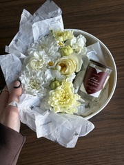 Цветочная композиция в коробке+свеча 50 мл