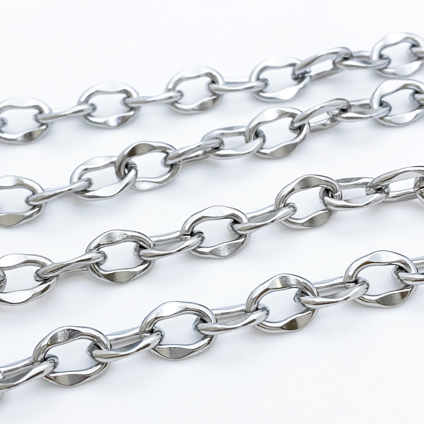 Steel chain. Цепь стальная. Цепь мелкая стальная. Цепь металлическая макро. Цепочка которая проливается в кольцо.