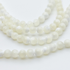 Перламутр Шар бусины, цвет белый, диаметр около 5,8 мм, цена за отрезок 19 см (1/2 нити)