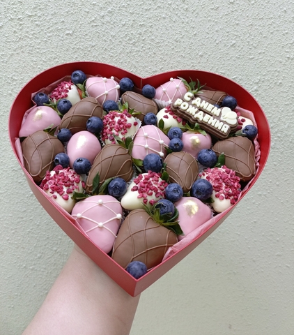 Клубника в шоколаде в коробке сердце