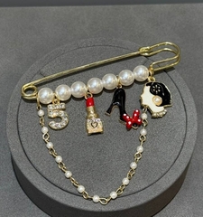 Б068 - Брошь-булавка с подвесками в стилистике CHANEL