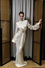 Платье с закрытым декольте и драпировкой