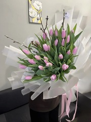 Букет из 25 гладких тюльпанов с вербой коллекция Spring 26