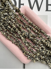 Нить бусины из далматиновой яшмы 7-8мм (галька)