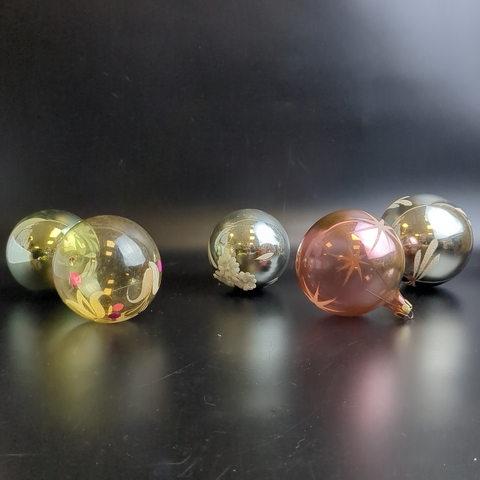 Ёлочные игрушки набор из 5 разных больших шариков, стекло, ручная роспись, подвесные, винтаж времён СССР 1960-1980 гг. Советские ёлочные игрушки и украшения. Состояние и комплектация на фото.