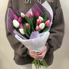 15 тюльпанов в дизайнерском оформлении от цветочной мастерской Клевер