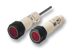 Omron E3F2-7B4-M 2M Датчик фотоэлектрический цилиндрический на пересечение луча 7 м