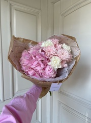 Букет сборный с персиковой хризантемой