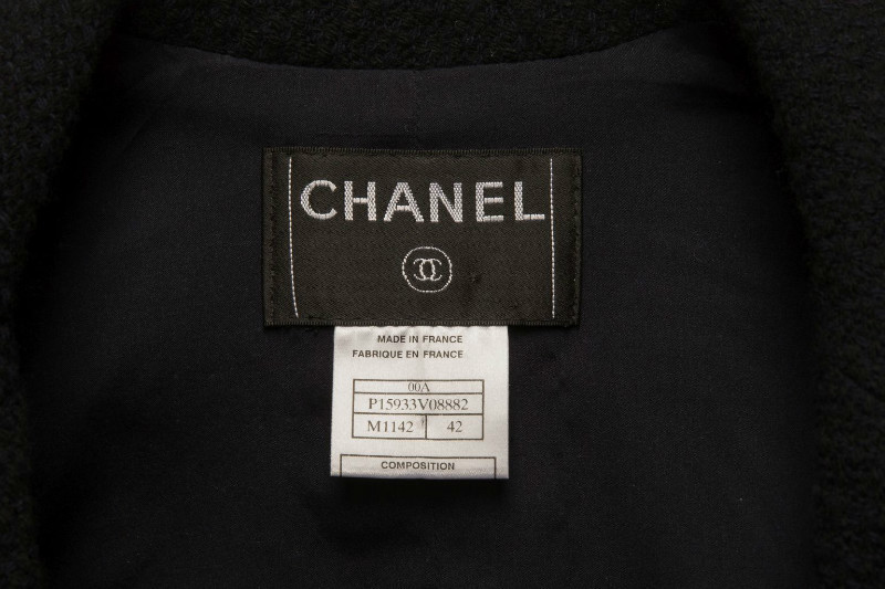 Стильный укороченный жакет Chanel из темно-синего твида с отделкой из коричневой кожи, 42 размер