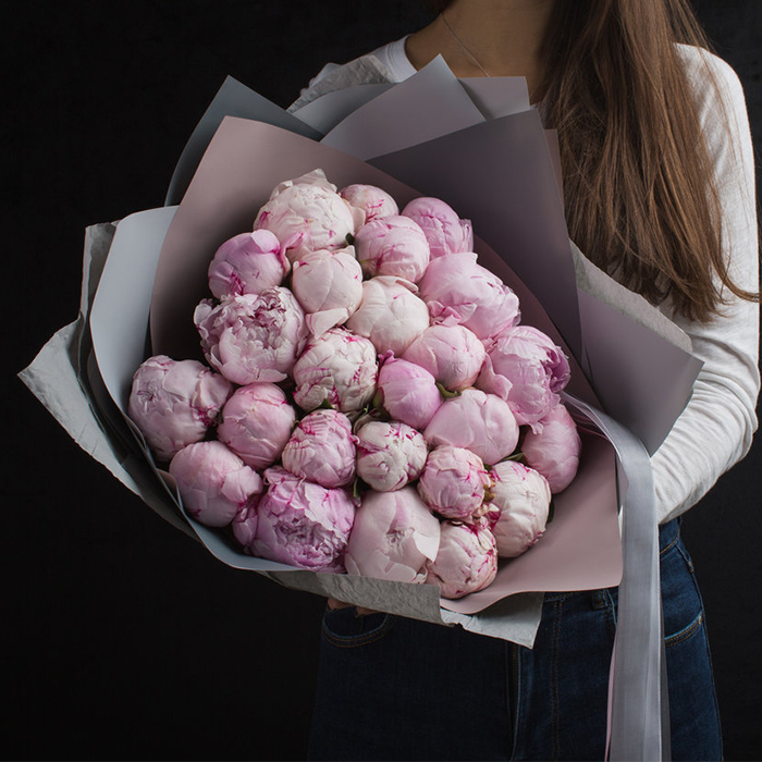 Купить букет 29 розовых пионов Сара Бернар в Перми