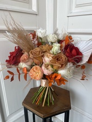 Свадебный букет из одноголовых роз, кортадерии, рускуса и лизиантуса