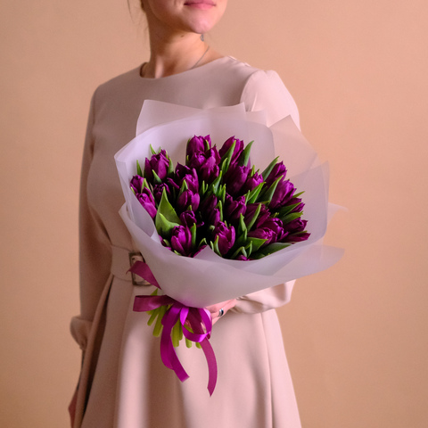 Букет 35 пурпурных тюльпанов 