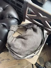 Женская большая плетеная сумка хобо из натуральной винтажной кожи цвета тауп