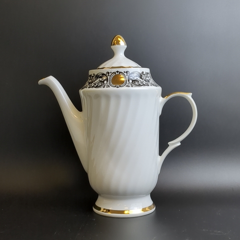 Кофейник фарфоровый, декор, золочение, винтаж времен СССР, 22 см, Рига 1980-е гг