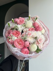 Букет из кустовых динтусов, кустовых роз, маттиолы и хризантемы