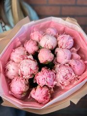 Букет 15 пионов в оформление