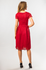 Красное платье с гипюром