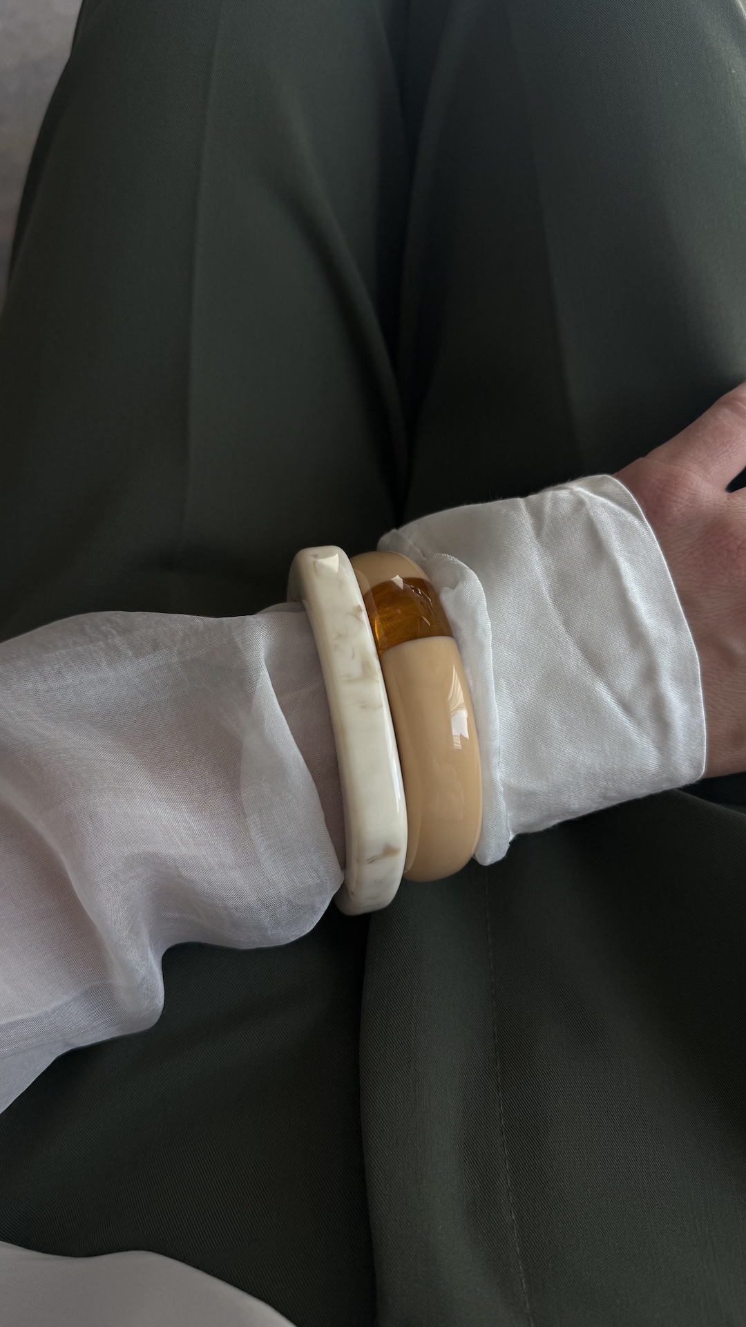 Браслет в форме мягкого квадрата из пластика с прожилками