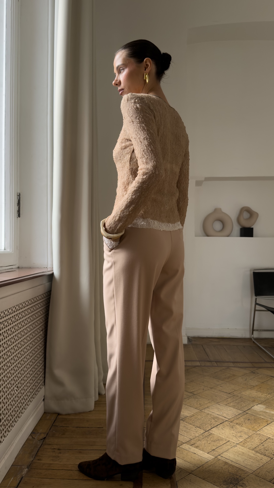 Брюки прямого кроя с узкими защипами