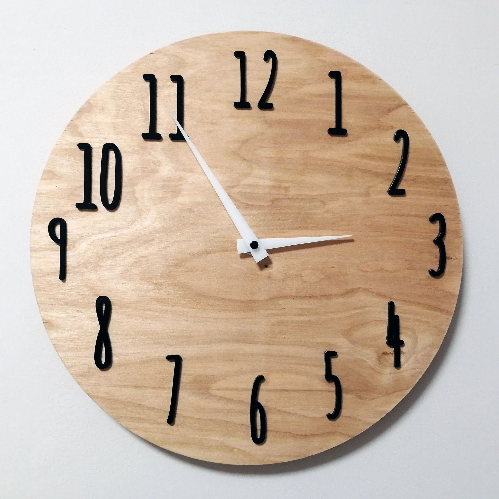 Часы настенные из дерева с цифрами