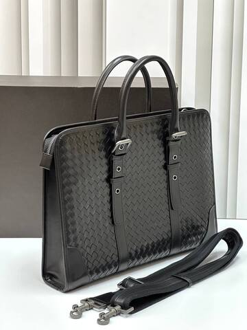 Кожаный портфель Bottega Veneta Intrecciato на молнии с плечевым ремнем