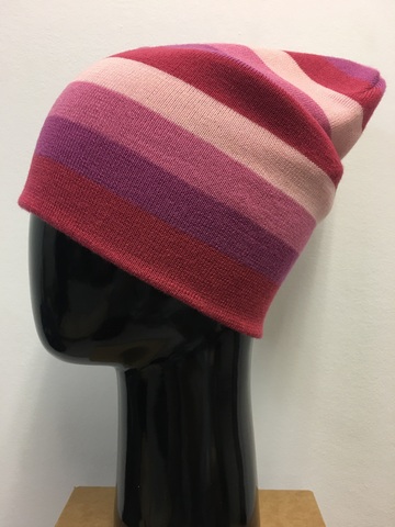 Зимняя двухслойная удлиненная шапочка с розовыми полосками.