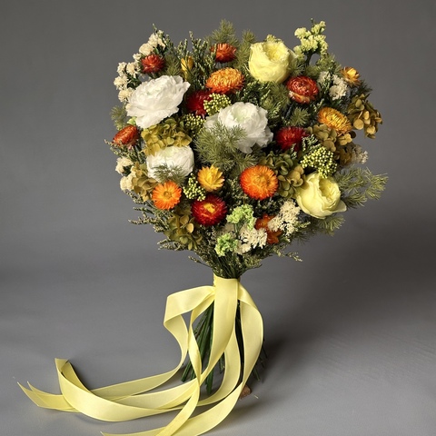 «Бархатный сезон» - букет из стабилизированных цветов и сухоцветов