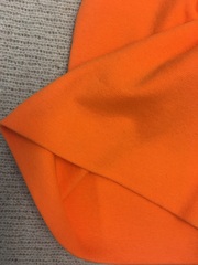 Морковный оранжевый цвет. Подходит на все стандартные размеры - 54-59.