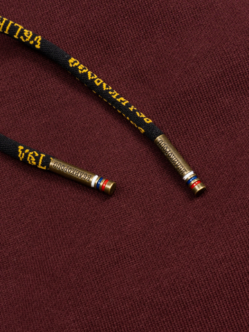 Спортивные штаны цвета красного вина с манжетами, без лампасов. Плотный футер