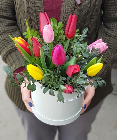 Коробка из разноцветных тюльпанов 2