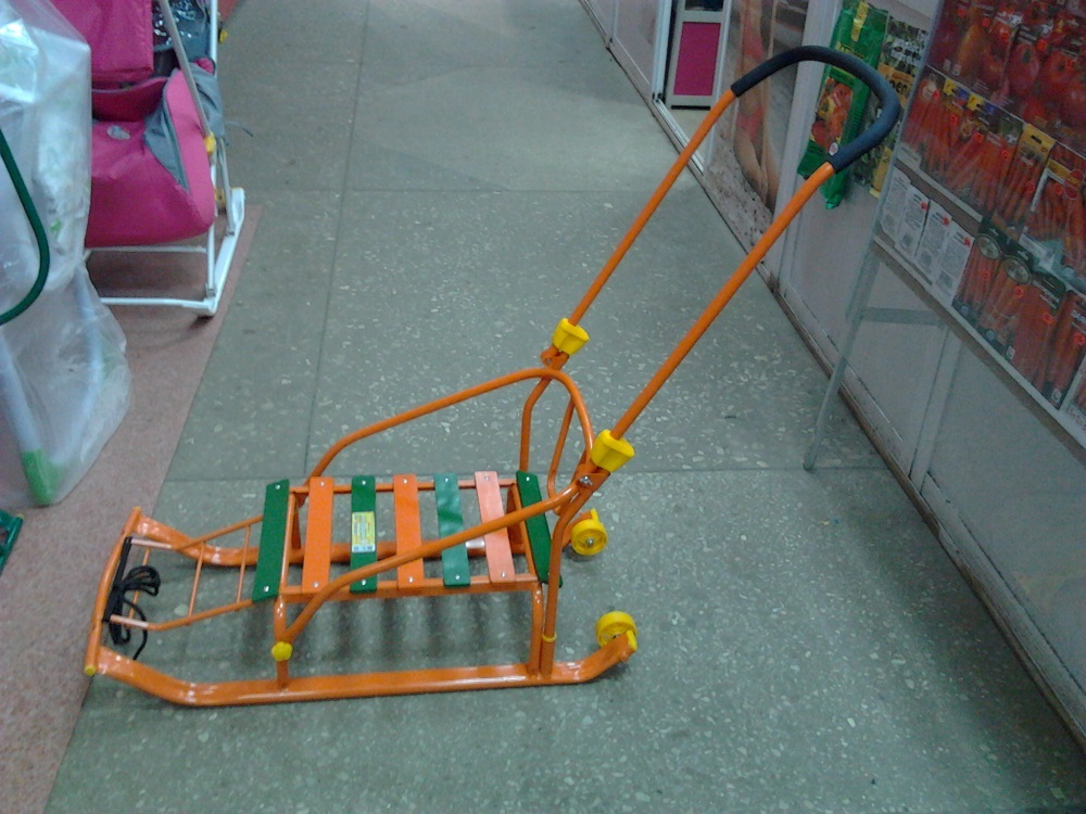 Санки детские NIKKI-3 алый выдвижные колеса, складная ручка, складная спинка