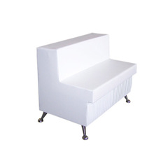 Диван прямая секция на хромированных ножках, цвет белый