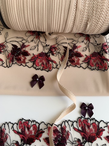 Вышивка на сетке бежевая/слива (левая) 14 см