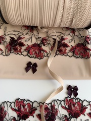 Вышивка на сетке бежевая/слива (левая) 14 см