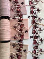 Вышивка на сетке бежевая/слива (левая) 14 см