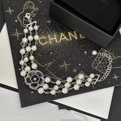 20182-braslet-trekhryadnyj-chanel-iz-zhemchuga-s-podveskoj-roza