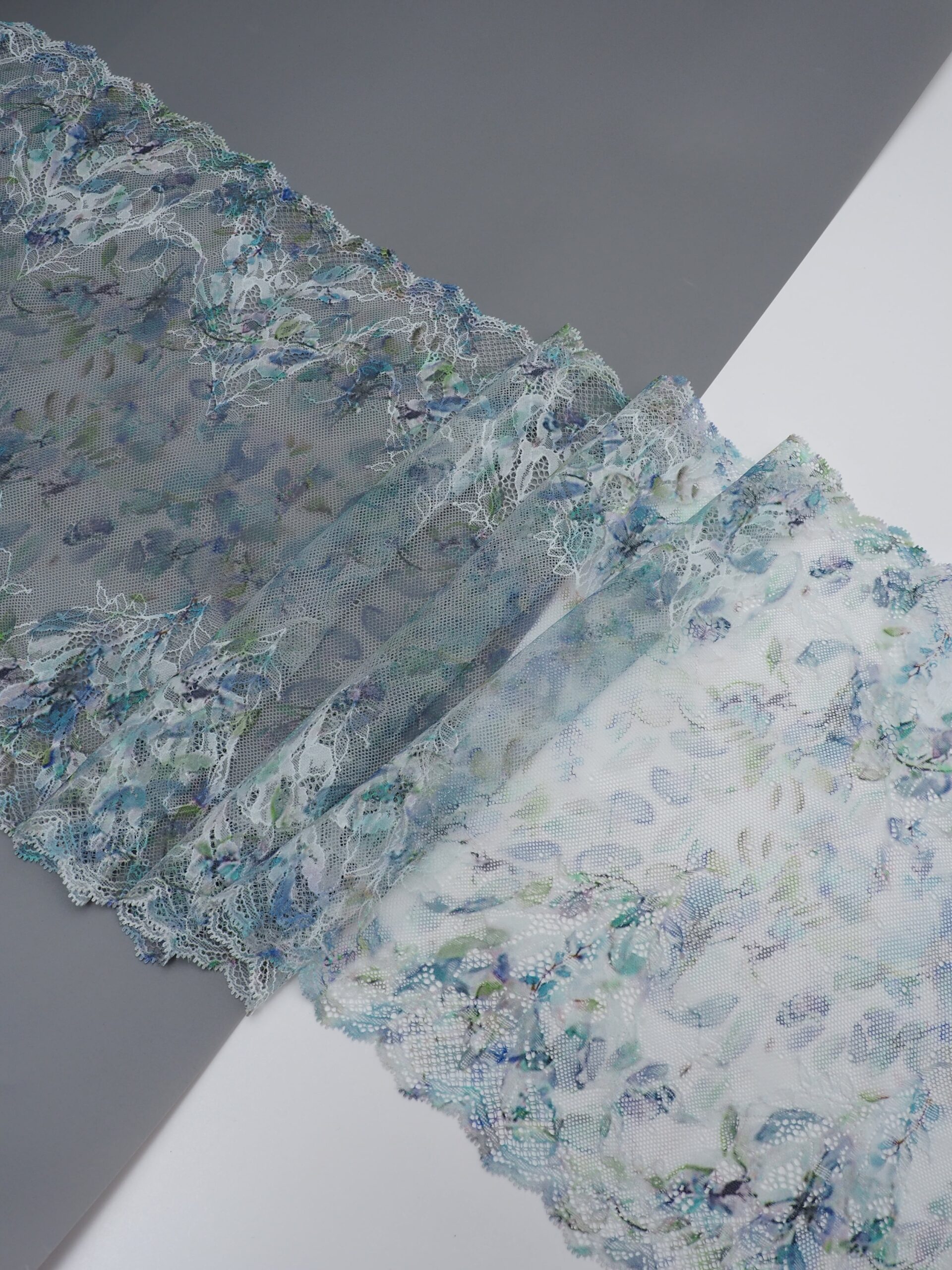 Эластичное кружево светло-голубое с мультиколор ширина 29 см