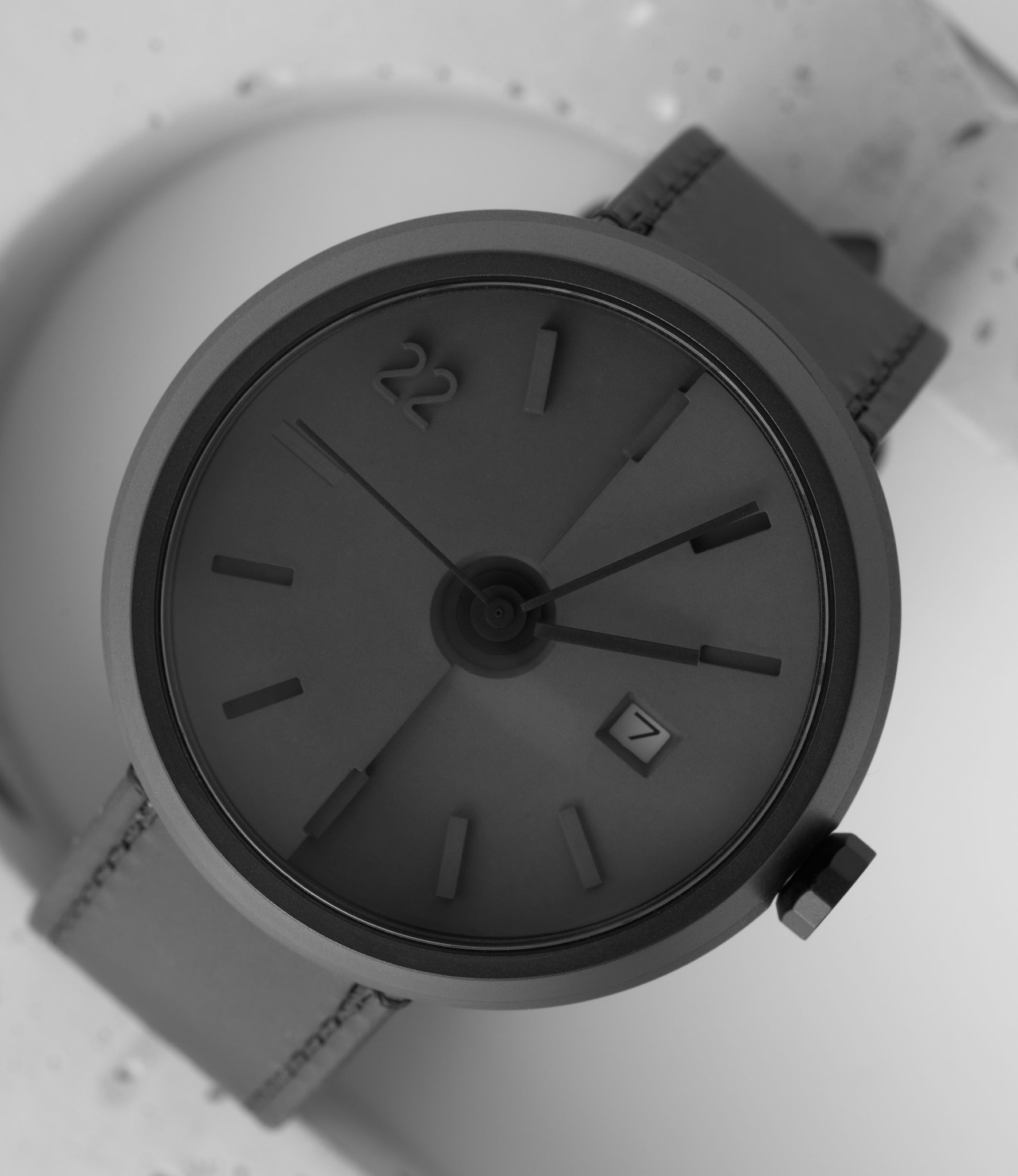 22 Studio Ups and Downs Shadow — часы с бетонным циферблатом (44 мм)